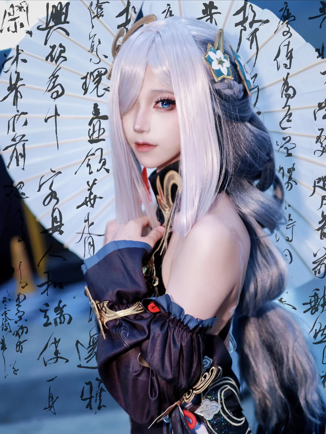 扇面书法前的角色扮演人像